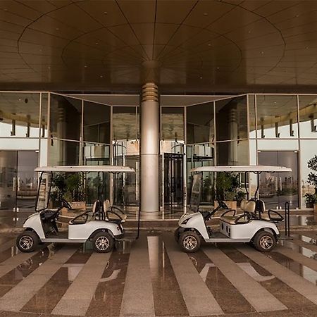 밀레니엄 호텔 헤일 하일 외부 사진 Golf carts at the entrance of the hotel
