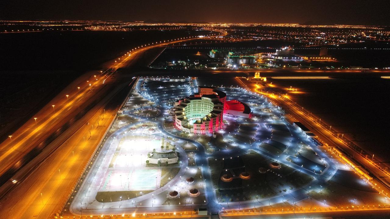 밀레니엄 호텔 헤일 하일 외부 사진 The airport at night